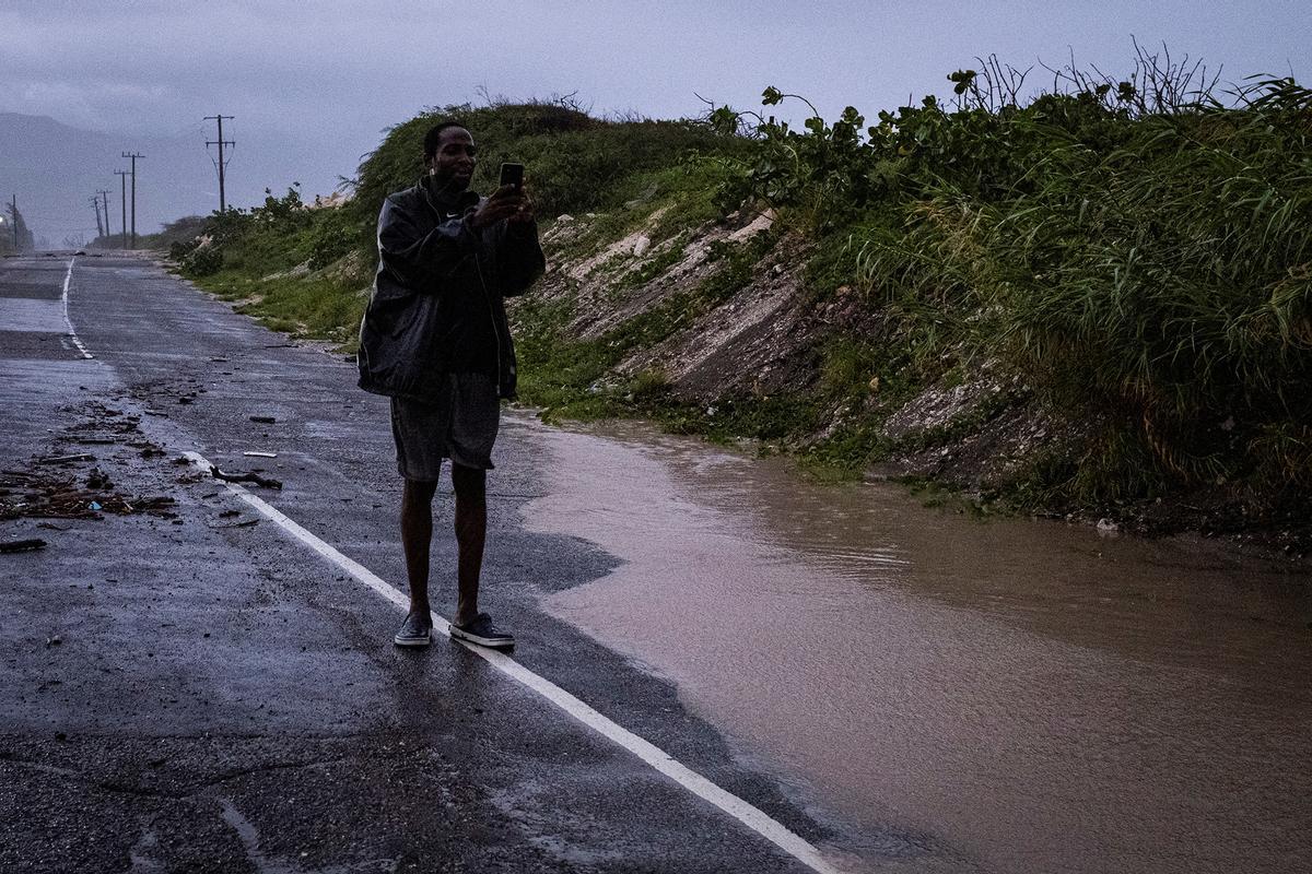 El huracán Beryl golpea Jamaica