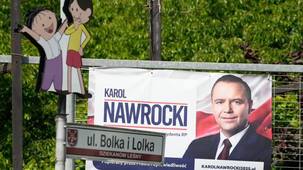 Un cartel electoral de propaganda en favor del alcalde de Varsovia, Karol Nawrocki, aspirante a presidente.