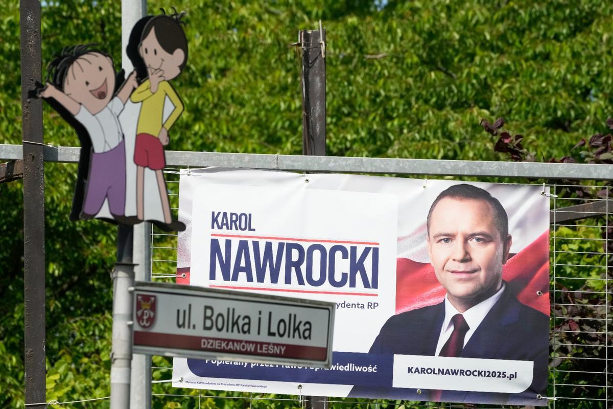 Un cartel electoral de propaganda en favor del alcalde de Varsovia, Karol Nawrocki, aspirante a presidente.