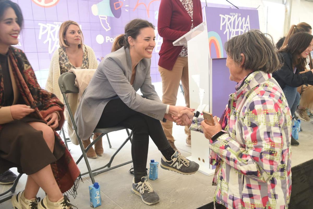 Irene Montero saludando a una militante de Podemos en la Fiesta de la Primavera del partido. 