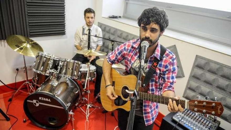 Un grupo, ensayando en el Espacio Lusquiños.  // Brais Lorenzo