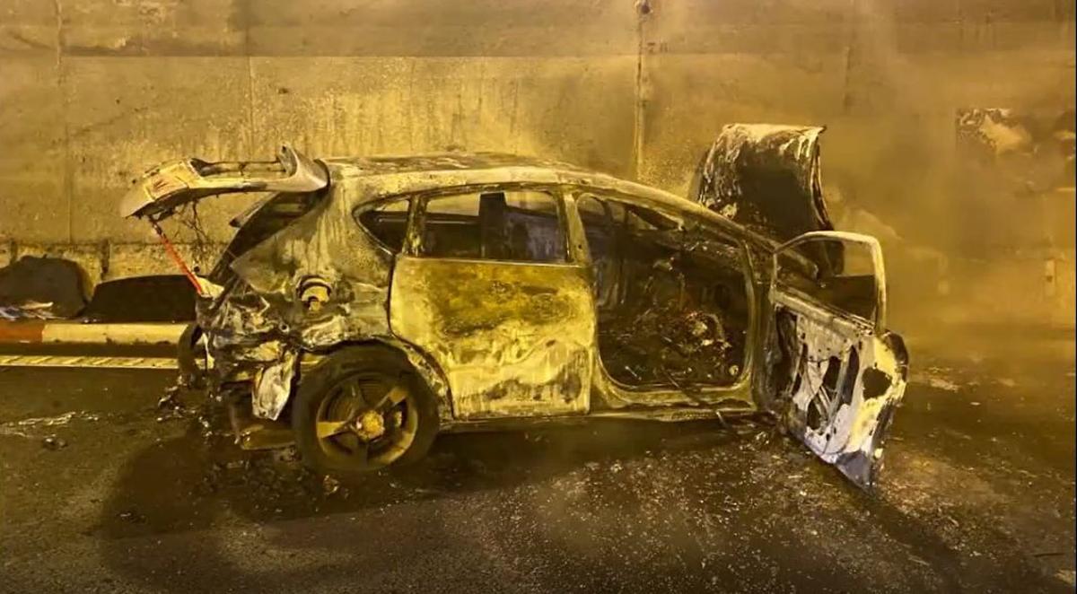 Coche calcinado en el túnel de Cerrado de Calderón.