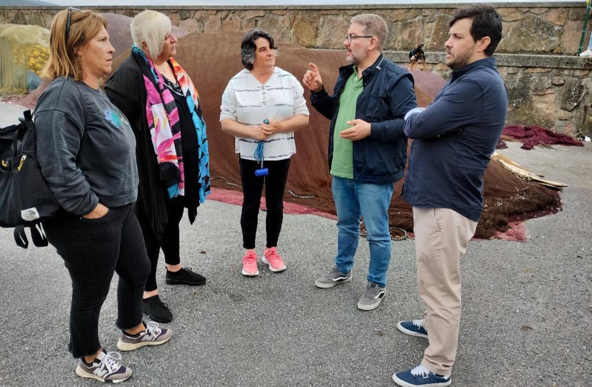 Representantes do BNG coa presidenta das mariscadoras, no centro.