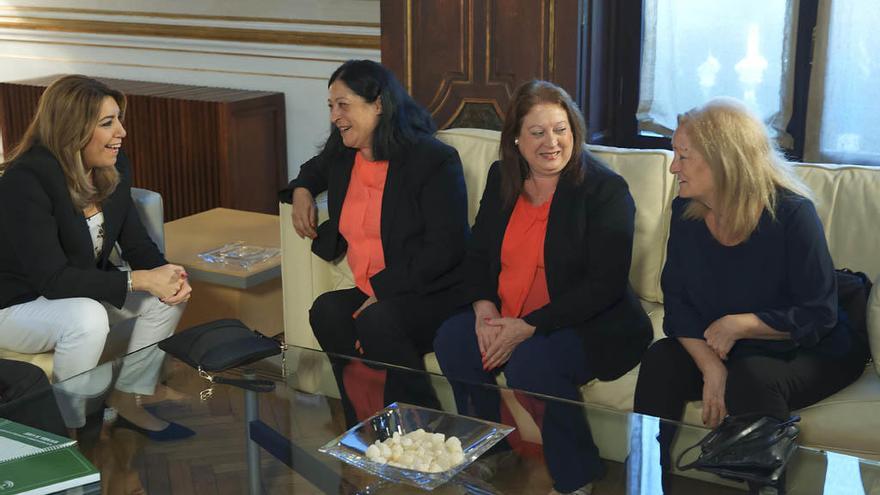 La presidenta de la Junta con las hermanas de García Caparrós el pasado octubre.