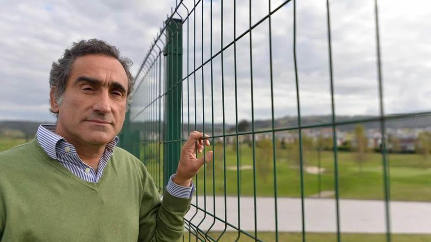 Rafael Caicoya, director técnico de Los Balagares, ayer, en el exterior del campo de golf.