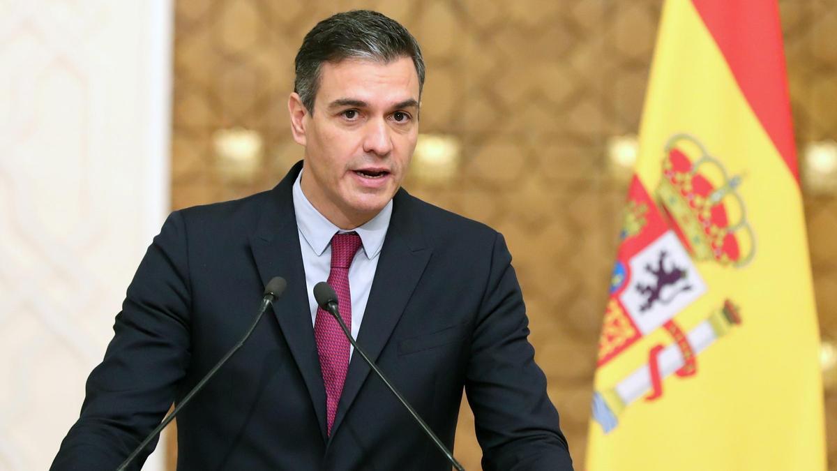 Pedro Sánchez, en una rueda de prensa durante su visita a El Cairo (Egipto).