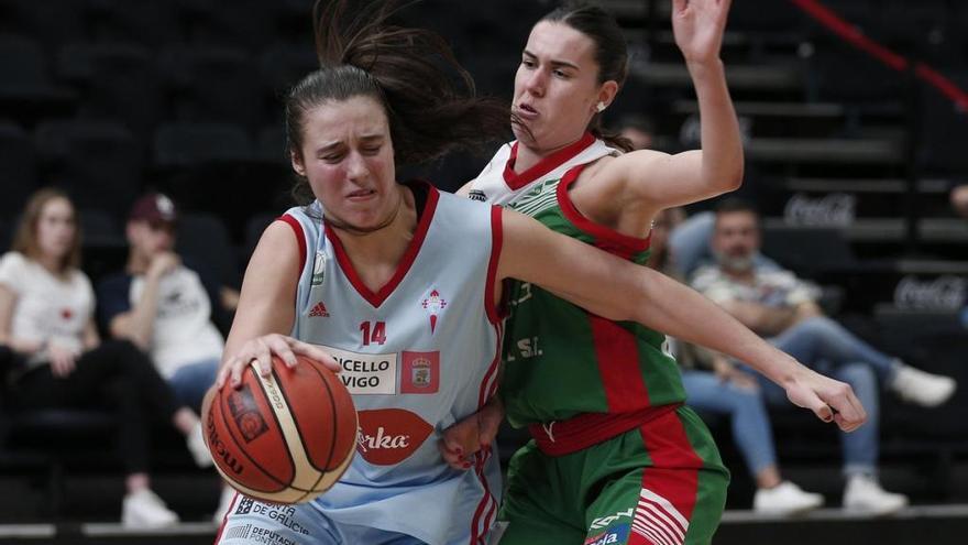 Raquel Carrera pelea por un balón con una rival.