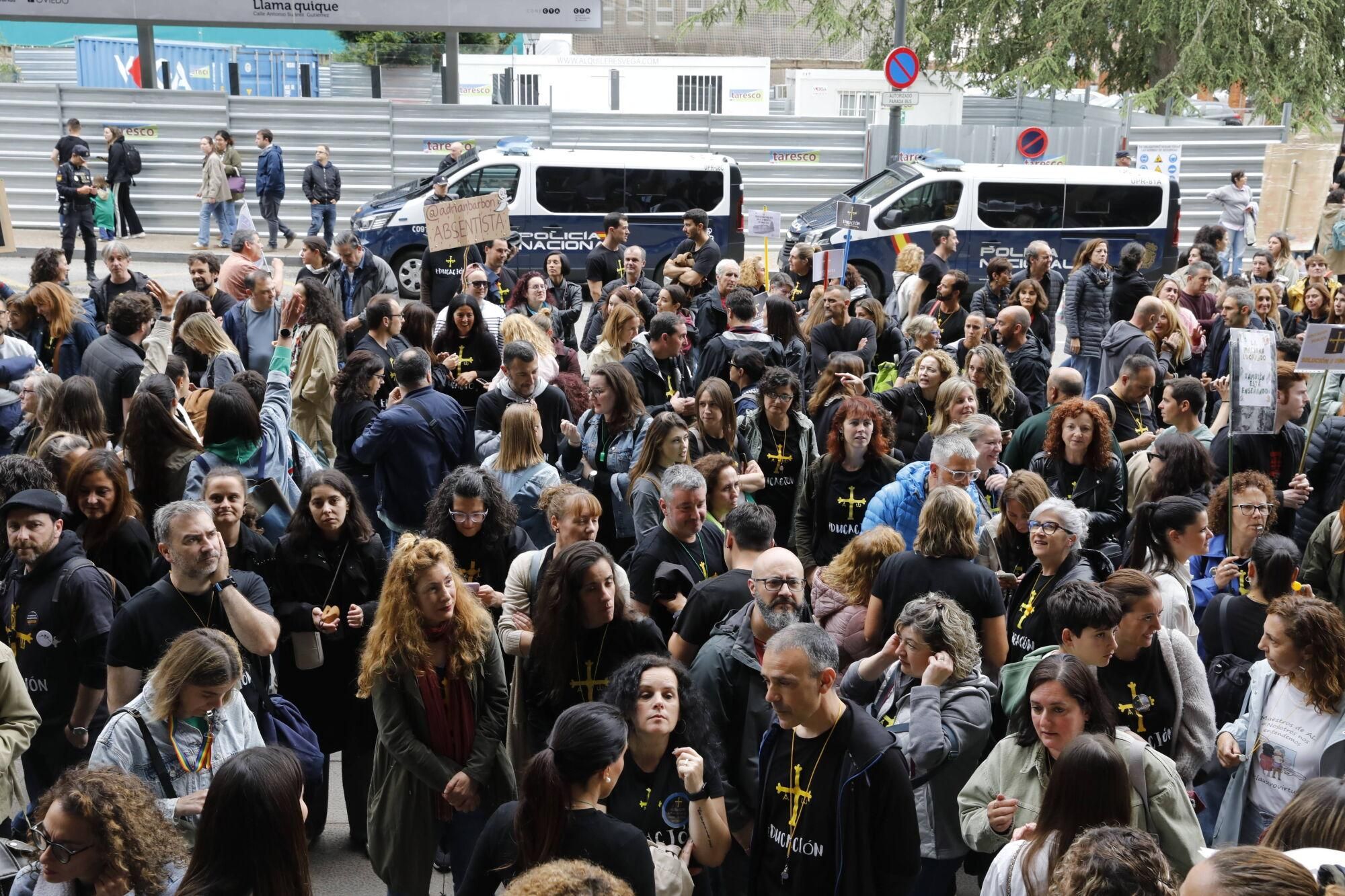 Cientos de profesores se concentran en Oviedo mientras Gobierno y sindicatos negocian.