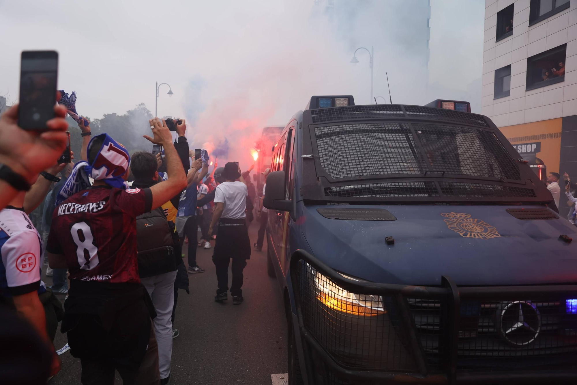 EN IMÁGENES: Avilés se tiñe de blanquiazul para la final por el ascenso ante el Rayo Majadahonda