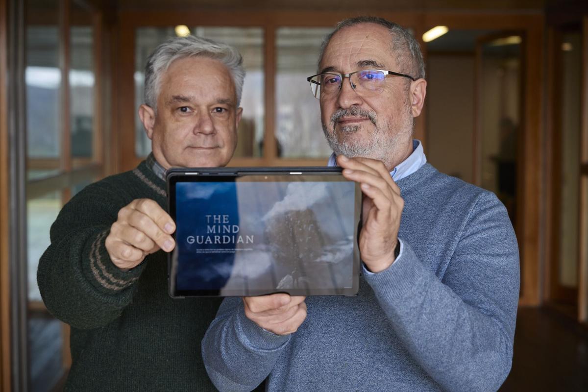 Luis Anido (i) y Manuel Fernández del grupo de Ingeniería de Sistemas Telemáticos ( GIST ), muestran The Mind Guardian.