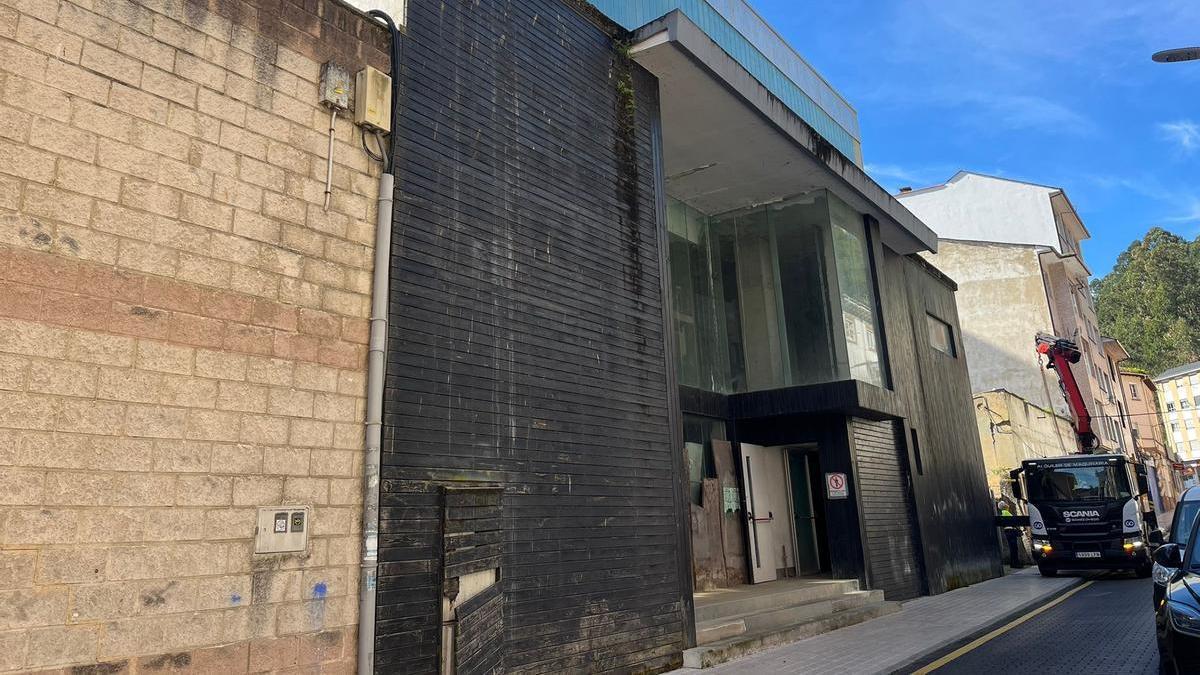 Un camión de la adjudicataria, cerca del cine Goya de Luarca.