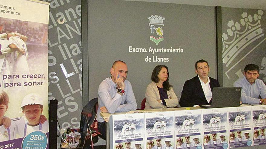 Saúl Reino, Marisa Elviro, Pedro Muñiz y Arturo Martínez durante la presentación del campus del Real Madrid en Llanes.