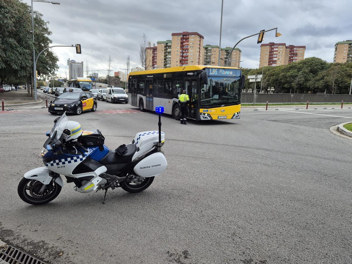 Un urbano regulando el tráfico en la Granvia de L'Hospitalet, durante el corte provocado por la fuga de un vehículo que usa gas licuado como combustible.