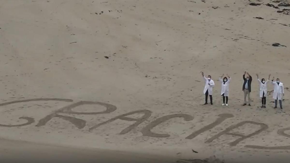 Los trabajadores del Hospital de A Coruña dan las gracias tras un año de COVID