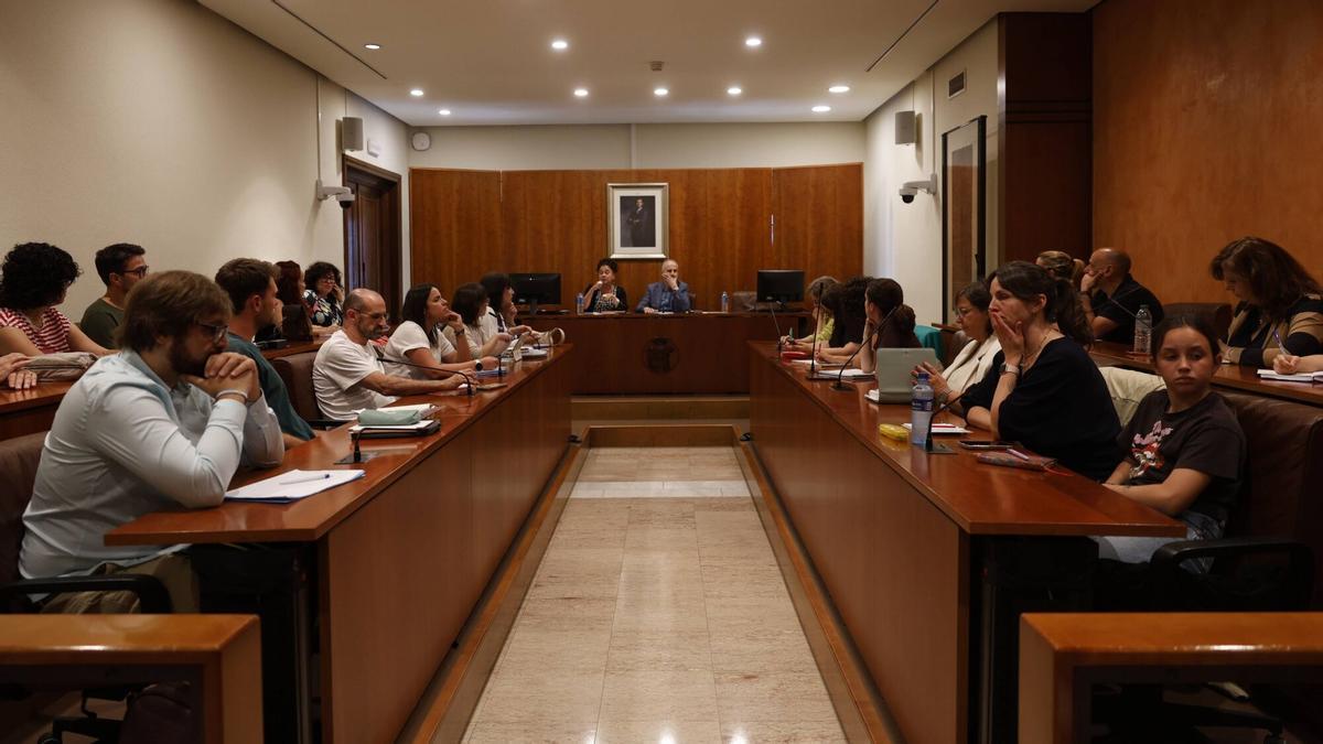 Un momento del último pleno escolar municipal del curso 2025/26, presidido por el concejal de Educación, Juan Carlos Guerrero.