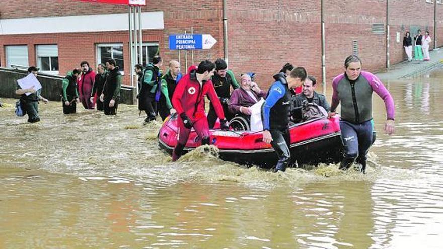 Evacuación de enfermos del Hospital de Arriondas, tras la riada de junio de 2010.