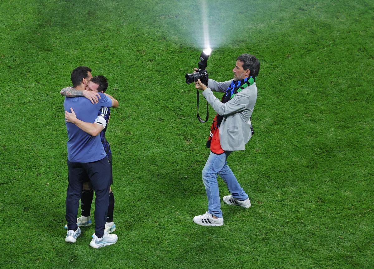 ATLANTA (United States), 15/07/2026.- Argentina's head coach Lionel Scaloni (L) and Lionel Messi of Argentina hug after winning the FIFA World Cup 2026 semifinals match England against Argentina, in Atlanta, USA, 15 July 2026. EFE/EPA/CRISTOBAL HERRERA-ULASHKEVICH