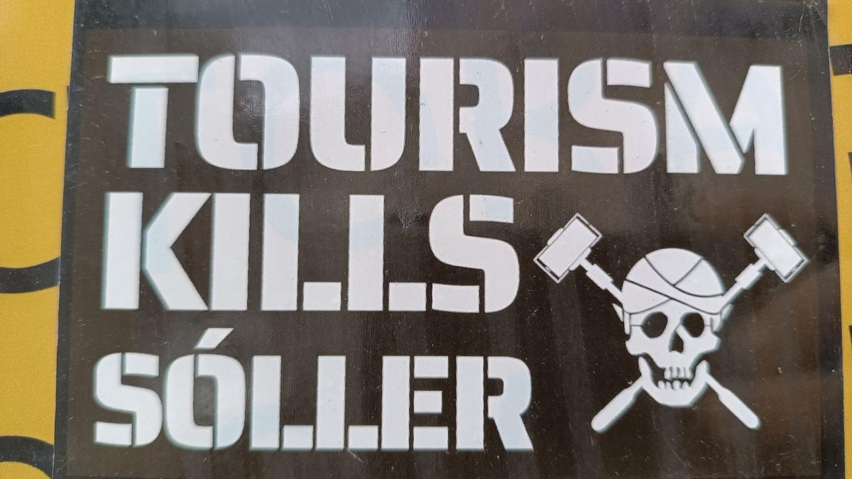 Protest per Aufkleber: &quot;Tourism Kills Sóller&quot;