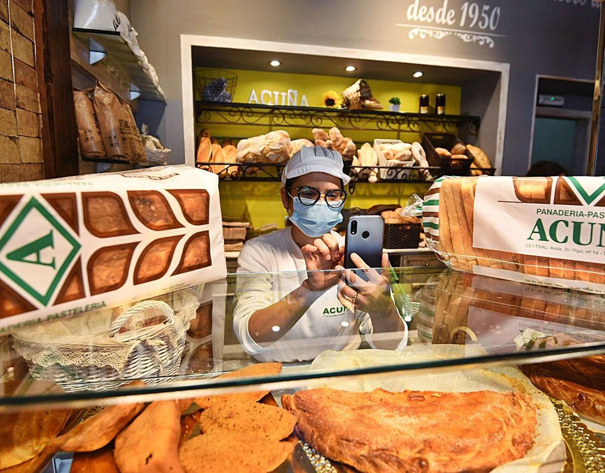 Una empleada de Panadería Acuña en la  Avenida de Vigo. |   // GUSTAVO SANTOS