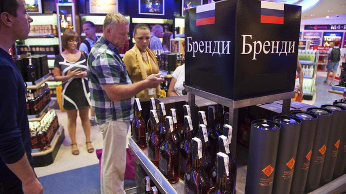 Turistas rusos compran en las tiendas de la terminal 2 del aeropuerto del Prat, en julio del 2012.