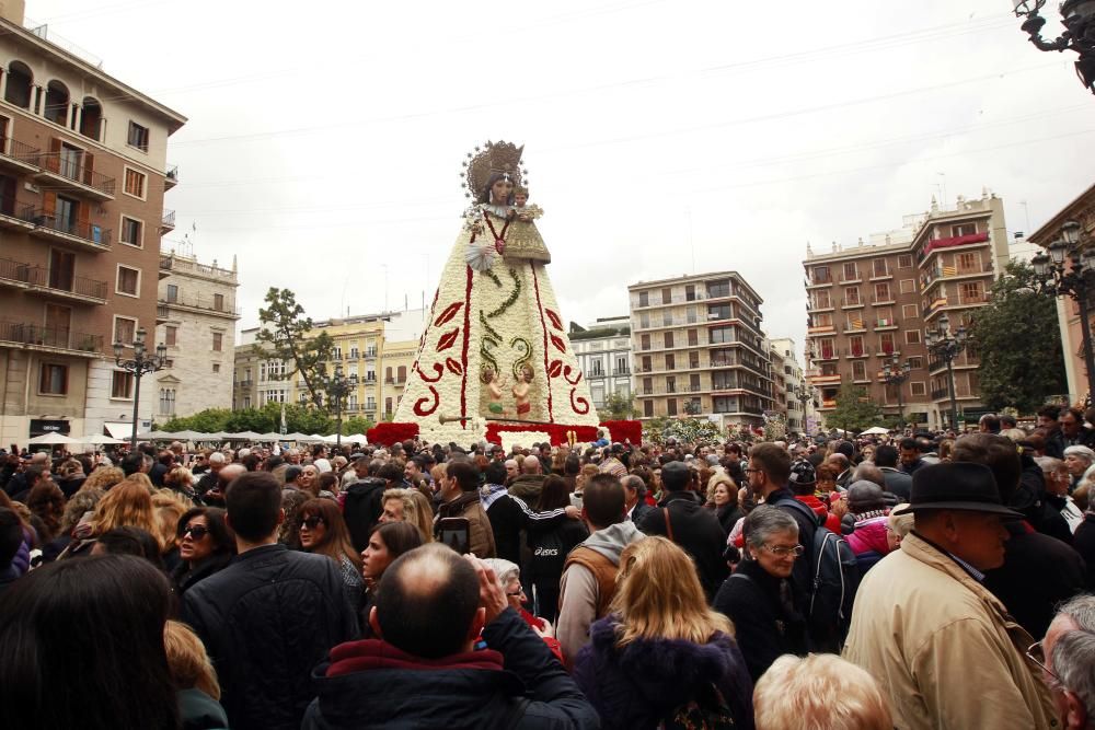 La plaza se llena para ver el manto de la Virgen