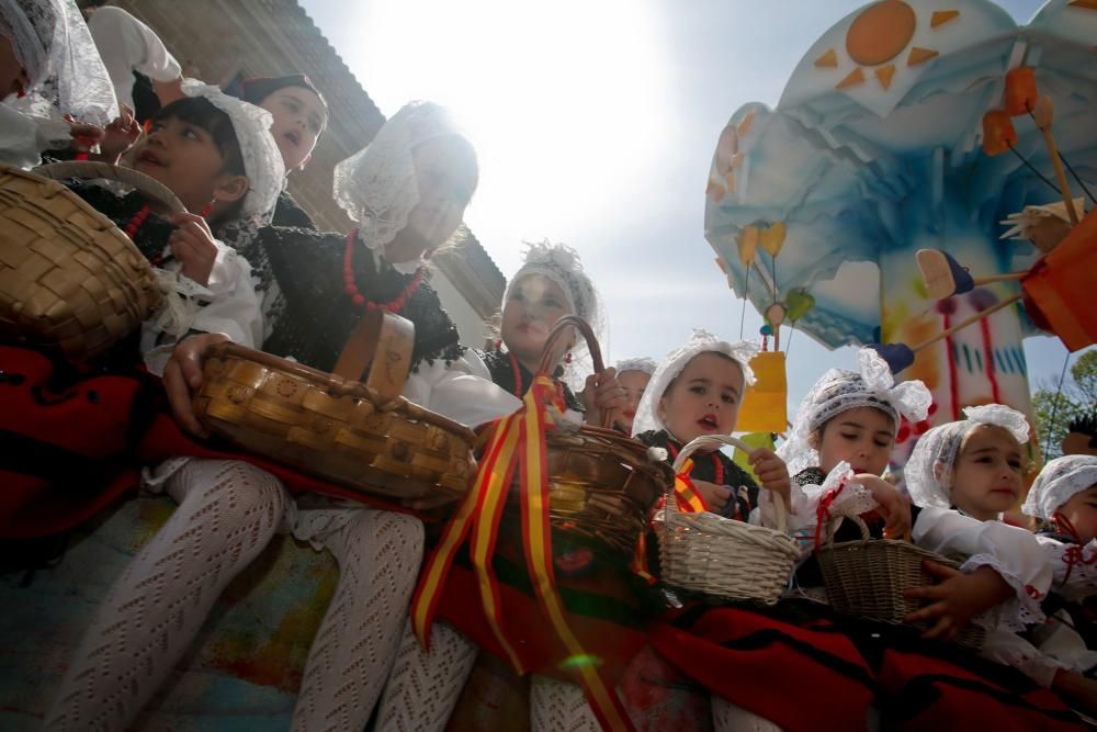 Pregón y desfile de carrozas en las fiestas del Bollo en Avilés