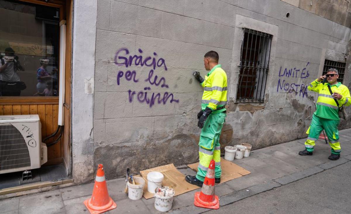 La brigada antigrafitis de BCN elimina més de 57.000 pintades en sis mesos