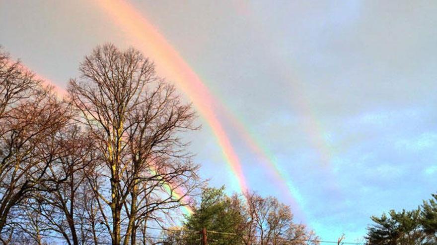 Un arco iris cuádruple brilla en el cielo de Nueva York