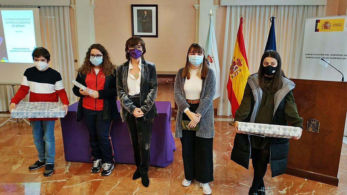 La subdelegada con alumnos premiados en el concurso del 25-N. 