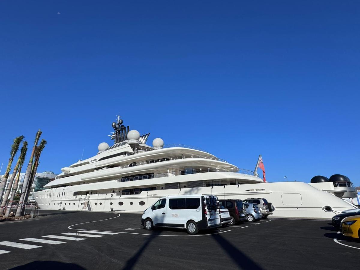 El ‘Ópera’, uno de los yates más grandes del mundo, recala en el Puerto de Las Palmas