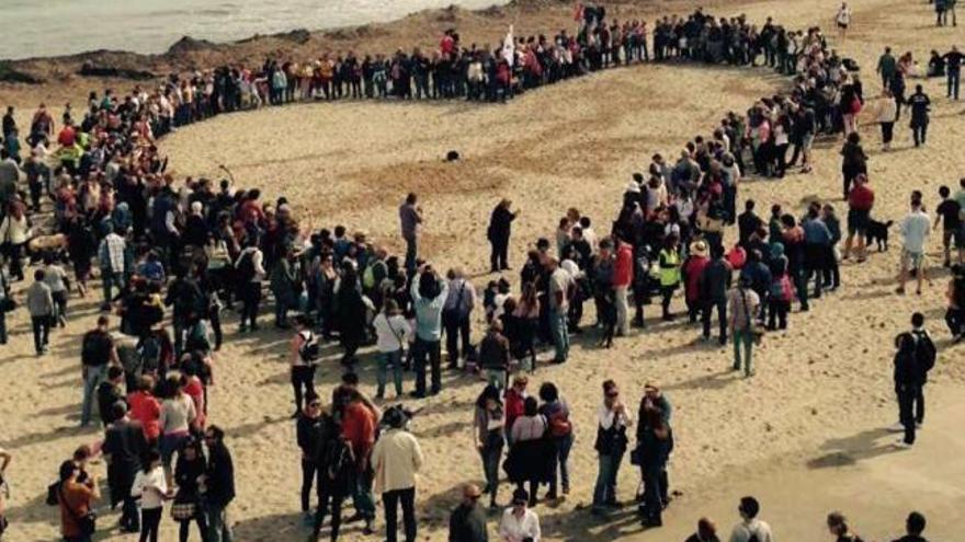 Los manifestantes formaron un gran corazón humano sobre la arena de la playa.