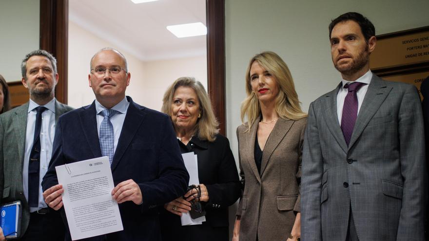 El portavoz del PP en el Congreso, Miguel Tellado (c), junto a otros miembros del partido llegan para registrar una petición por escrito para pedir la dimisión de la presidenta del Congreso.