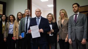 El portavoz del PP en el Congreso, Miguel Tellado (c), junto a otros miembros del partido llegan para registrar una petición por escrito para pedir la dimisión de la presidenta del Congreso.