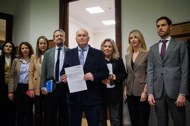 El portavoz del PP en el Congreso, Miguel Tellado (c), junto a otros miembros del partido llegan para registrar una petición por escrito para pedir la dimisión de la presidenta del Congreso.