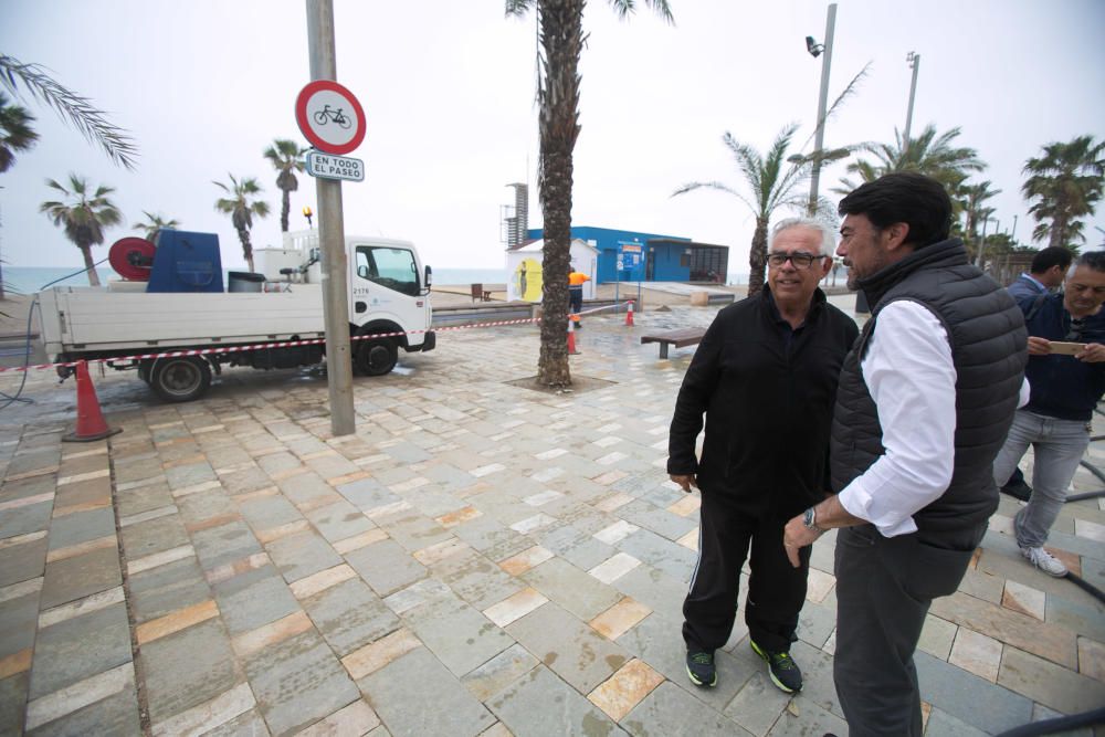 Imágenes de la playa de San Juan, donde la lluvia ha ocasionado serios daños en el arenal y el paseo peatonal.