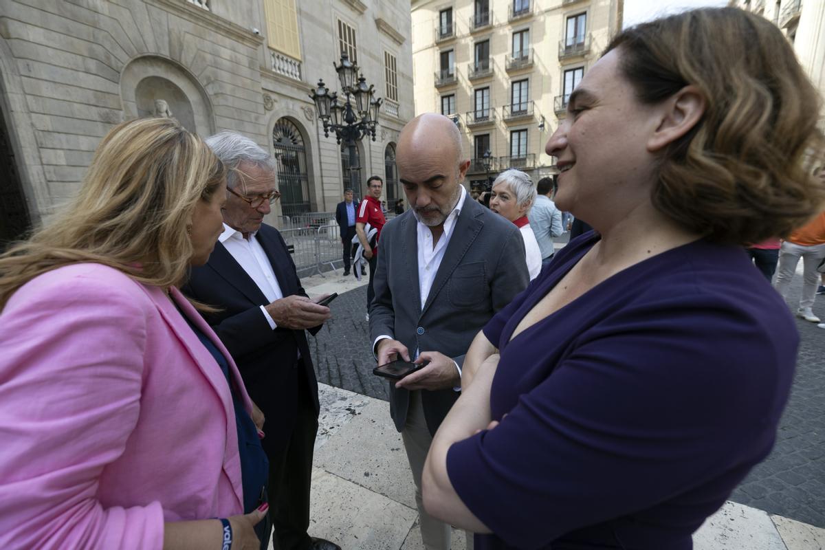 Los candidatos a la alcaldía de Barcelona posan en la plaza de Sant Jaume