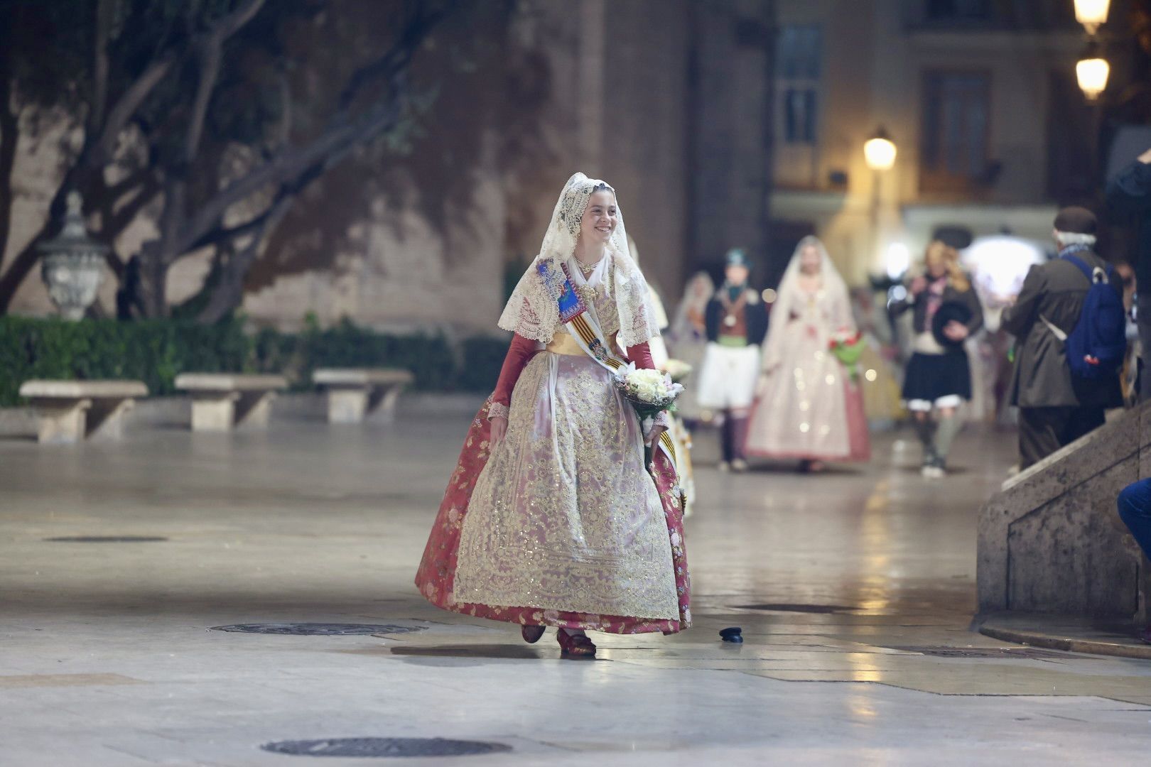 Ofrenda Fallas 2023 | Así ha sido la llegada de Paula Nieto a la plaza de la Virgen