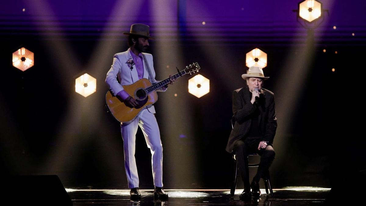 Sabina y Leiva interpretan 'Tan joven y tan viejo' en la gala de los Goya