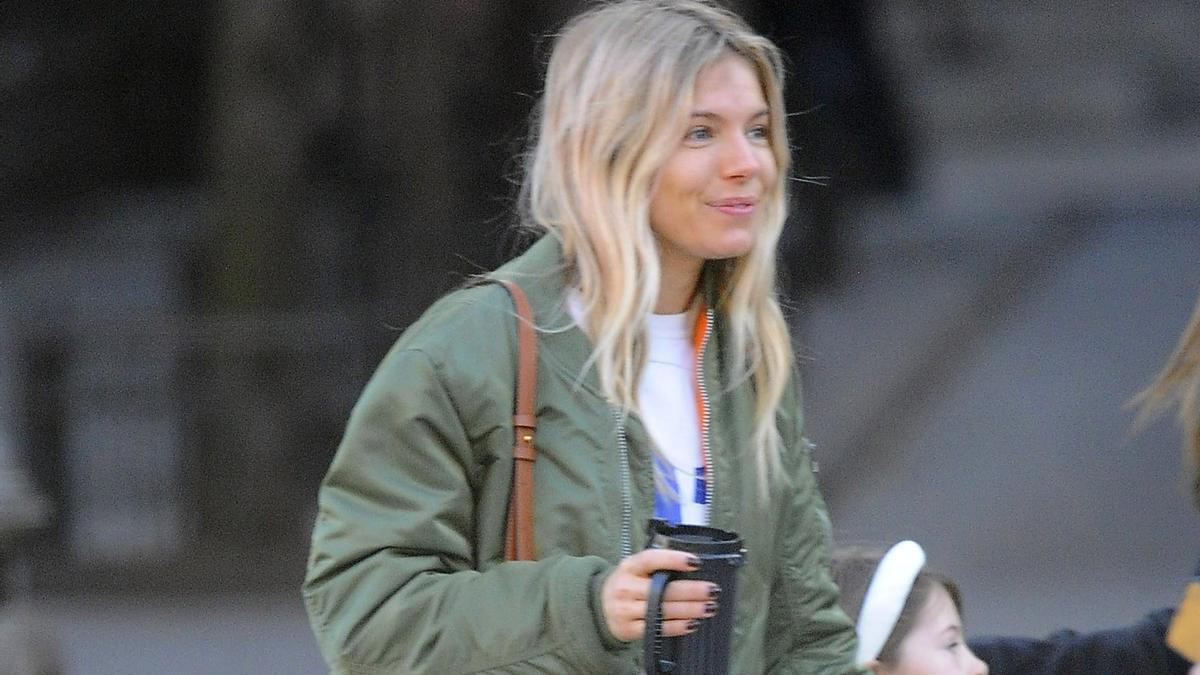 Sienna Miller por las con cazadora bomber