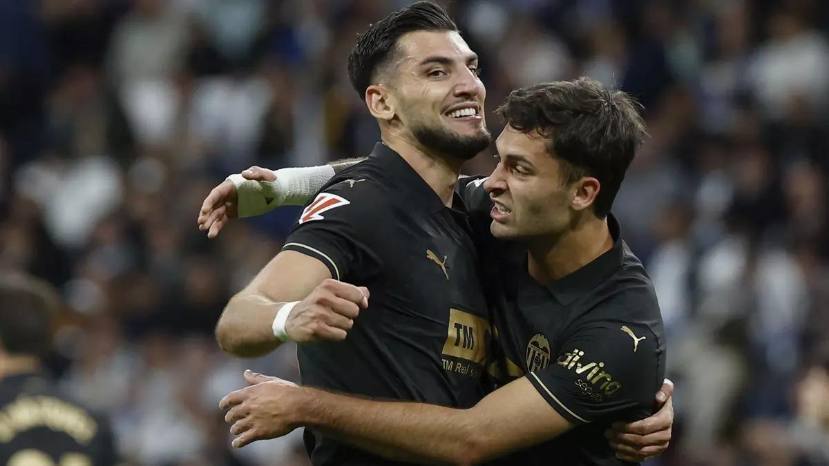 Rafa Mir y Hugo Duro se abrazan para celebrar el gol del Valencia CF ante el Real Madrid