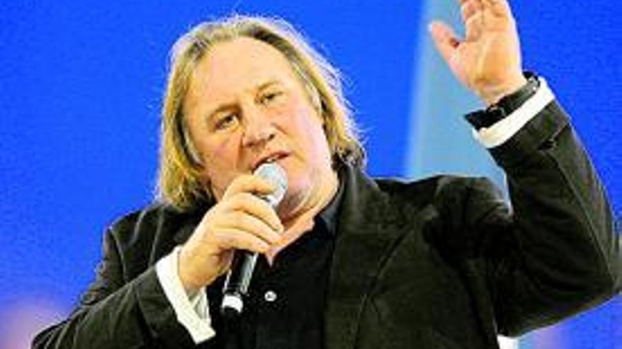 El actor Gérard Depardieu, durante su intervención, y, a la derecha,  asistentes al mitin de Villepinte.