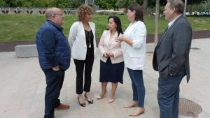 Dolors Montserrat junto al Secretario General de la Provincia de Barcelona, Josep Tutusaus y otros direntes populares del Ayuntamiento de Tarragona