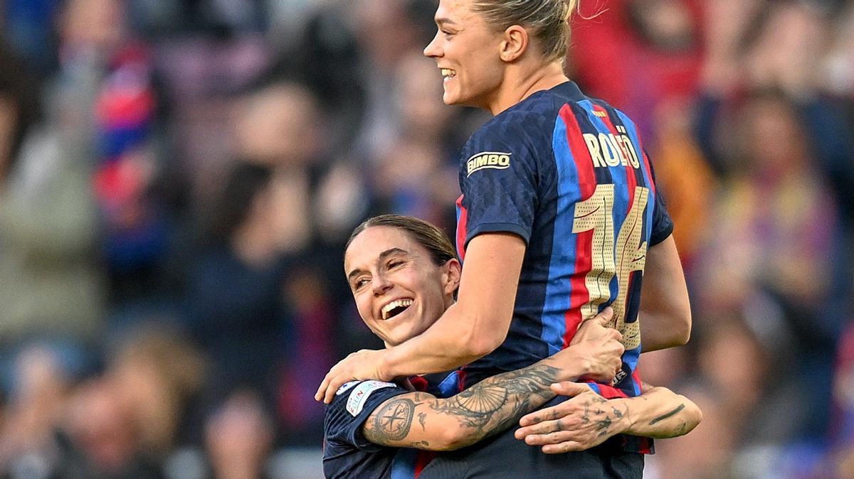 Mapi León festeja su gol, un poderoso zurdazo desde fuera del área, en el Camp Nou a la Roma junto a Fridolina Rolfö.