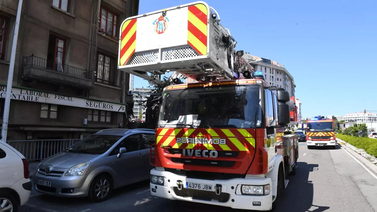 Un incendio bajo el viaducto de Juan Flórez y Alfonso Molina obliga a cortar un carril de circulación durante 15 minutos