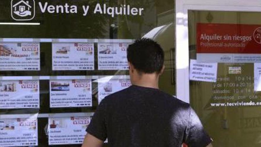 Un hombre observa las ofertas en una inmobiliaria.