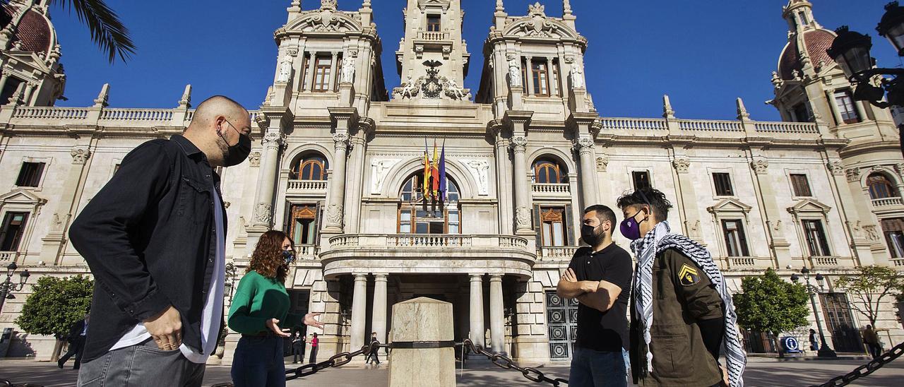 Pablo López, Rocío Segura, Jorge Ramos y Rosana Montalbán, frente al Ayuntamiento.