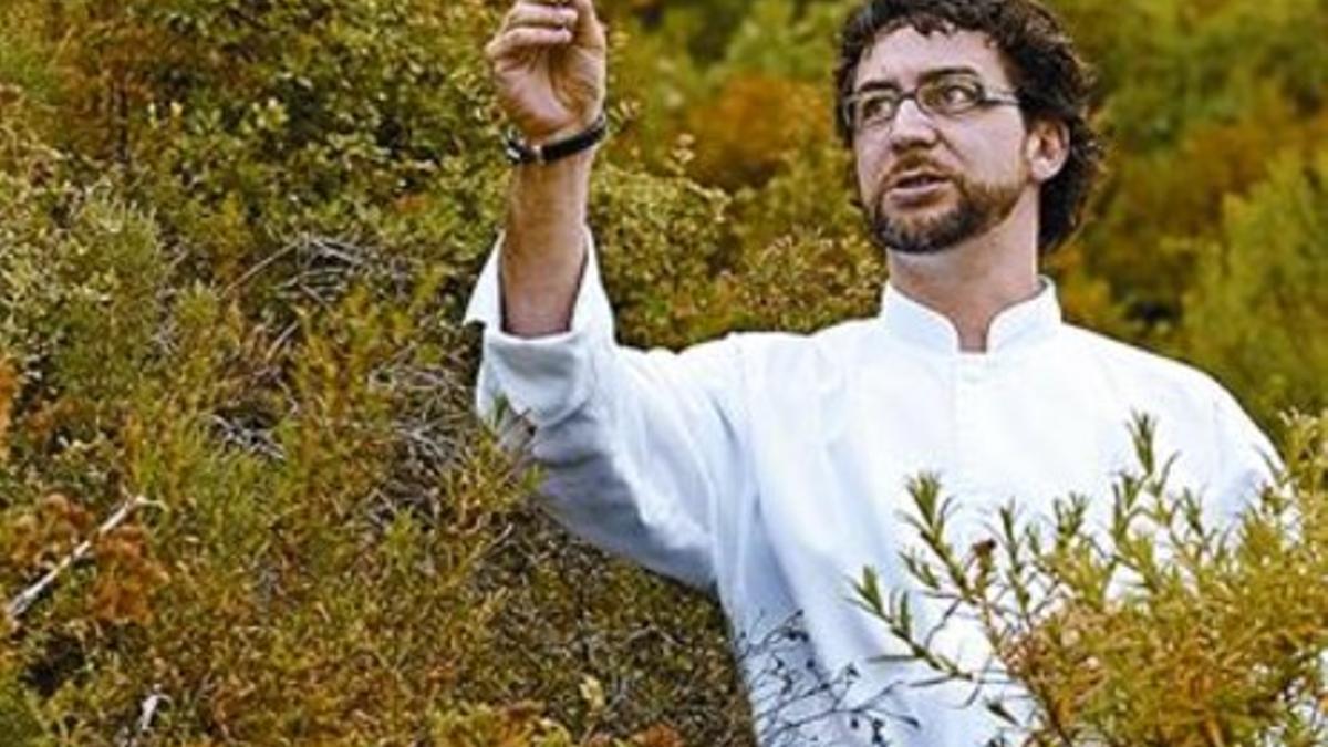 El chef Quique Dacosta, en el Montgó, la montaña de Dènia.