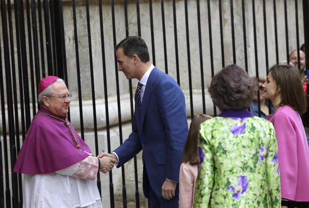 Los reyes junto a sus hijas y la reina Sofía en la misa de Pascua