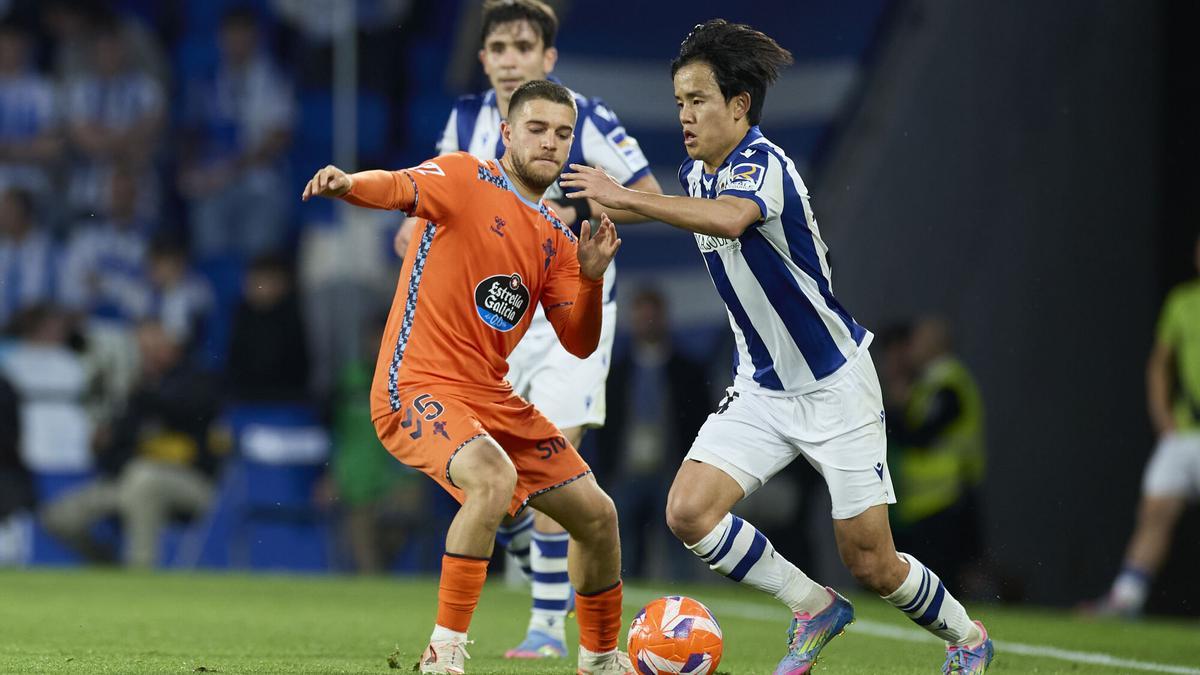 Carreira y Kubo pugnan por un balón en el Reale Arena.