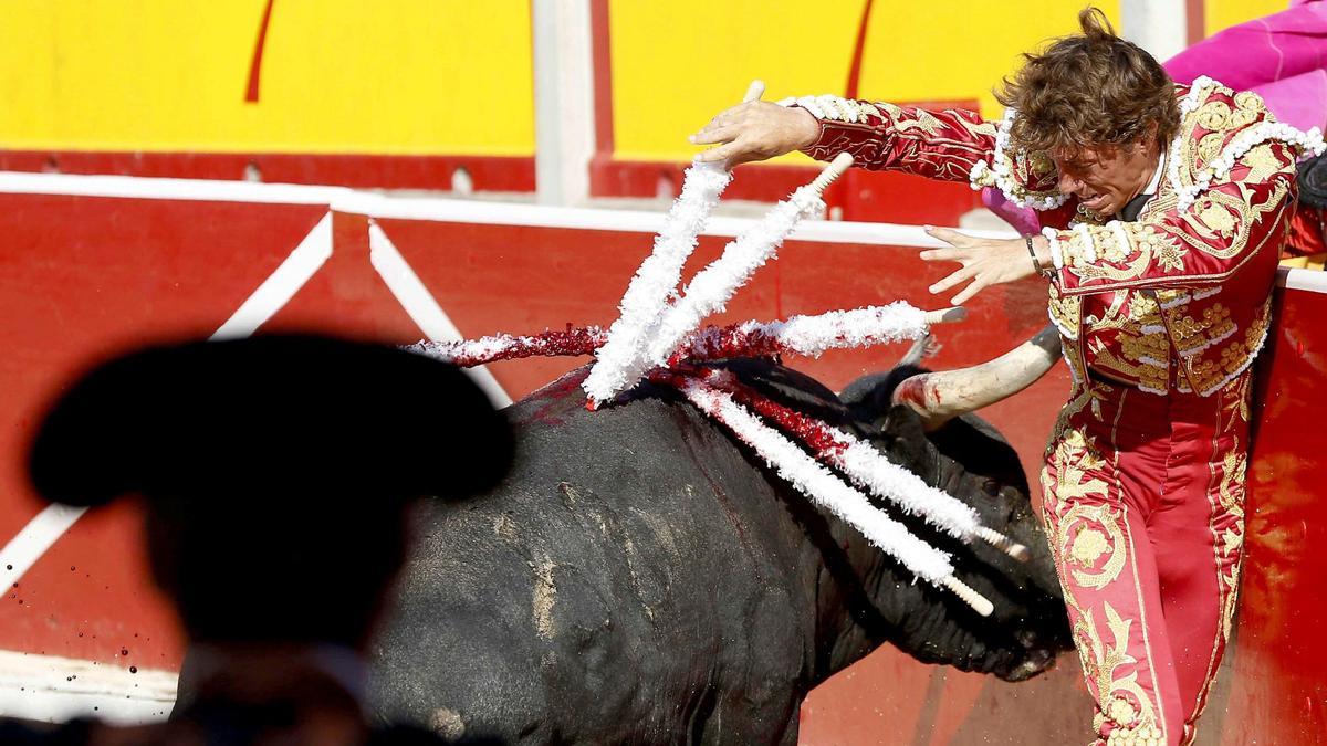 El diestro Manuel Escribano coloca las banderillas al primero de su lote, durante la octava y última corrida de Sanfermines 2015, en la que ha compartido cartel con Luis Bolívar y Salvador Cortés, con toros de Miura de Lora del Río (Sevilla). EFE/ Javier Lizon